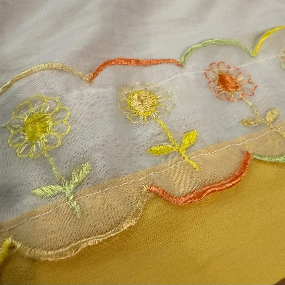 VTG set Of 4 White yellow Floral Embroidered Window 3 Valences 1 Curtain Panel